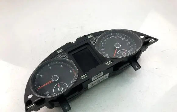 Volkswagen PASSAT B7 Speedometer (instrument cluster) 3AA920870J