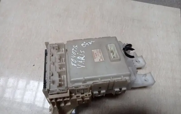 Toyota Yaris Fuse module 8273052321