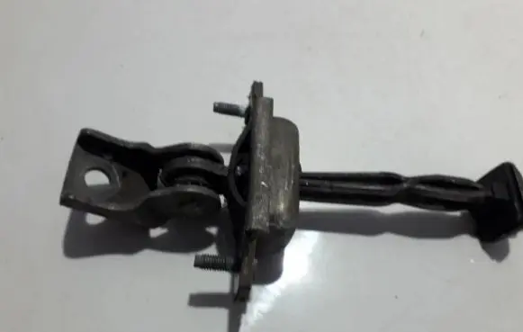 Ford Mondeo MK II Rear door check strap stopper