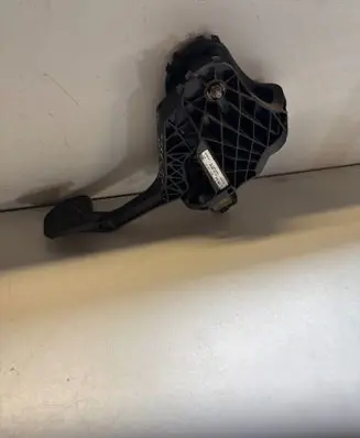 Volkswagen Touran I Clutch pedal 1T1721059AH