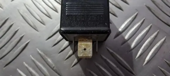 Audi A8 S8 D2 4D Other relay 443951253s 899556