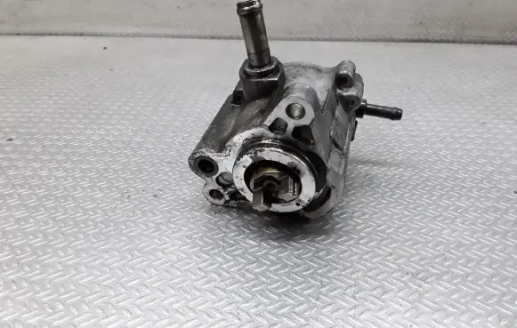 Toyota RAV 4 (XA20) Vacuum pump