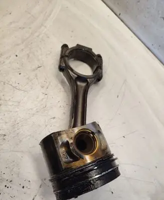 Volkswagen Touran I Piston with connecting rod