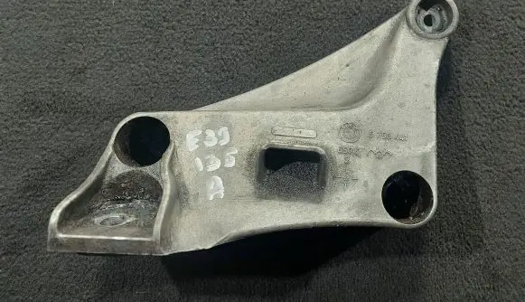 BMW 5 E39 Engine mounting bracket 6750441 6576
