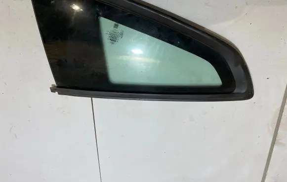 Ford Mustang VI Rear side window FR3B6329700A
