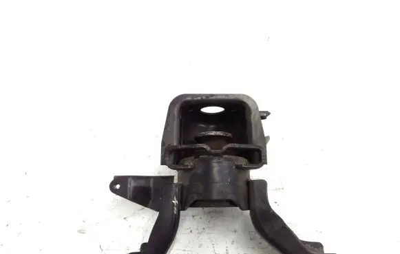 Lexus CT 200H Engine mount bracket