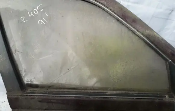 Peugeot 405 Front door window glass four-door