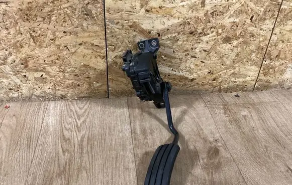 Renault Trafic II (X83) Accelerator throttle pedal 6PV00811914 7700313060