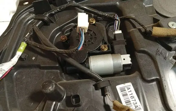 Mazda 3 I Rear door window regulator motor 