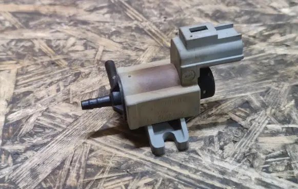 Jaguar XJL Vacuum valve 8W939L490BA