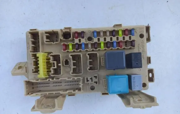 Toyota Avensis T250 Fuse module 8264105020A 1000623071 06042518223902