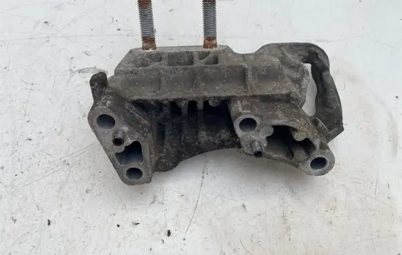 Ford Focus Engine mounting bracket 326C29