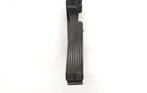 Accelerator throttle pedal