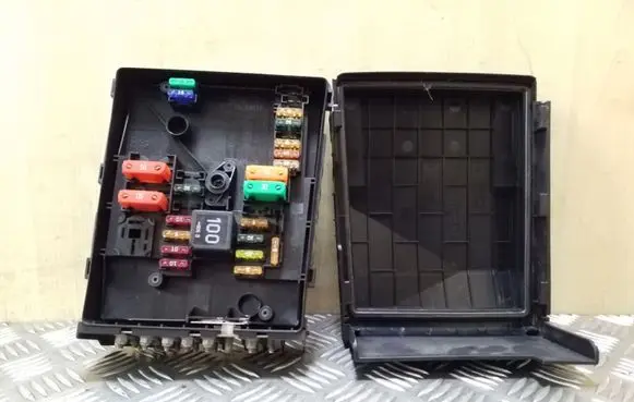 Volkswagen Tiguan Fuse box set 1K0937125A 5N2937535A
