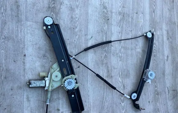 BMW 1 E82 E88 Front door window regulator with motor 6978845 51337165595 7165595