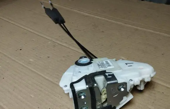 Honda CR-V Front door lock 72151SWAG1