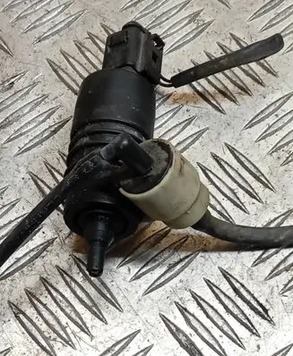 Volkswagen PASSAT B5 Windscreen/windshield washer pump