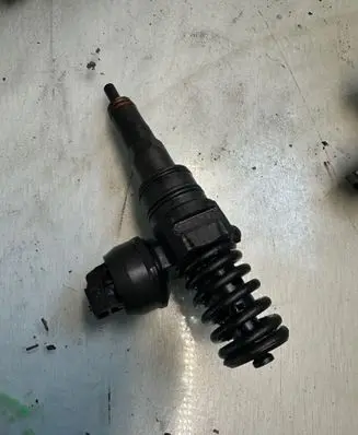 Volkswagen PASSAT B5 Fuel injector 038130073AJ