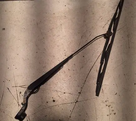 Front wiper blade arm
