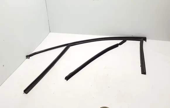Audi Q7 4M Front door rubber seal 4M0837431B