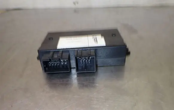 Volkswagen PASSAT B6 Tow bar relay 1K0907383
