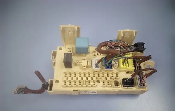 Toyota Avensis T250 Fuse module 82641CA020F