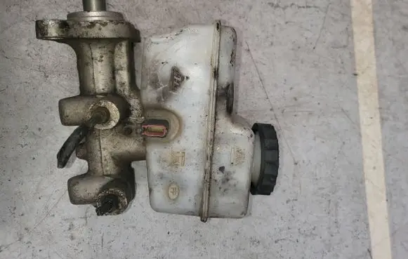 Nissan Navara D40 Master brake cylinder