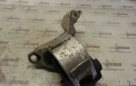 Honda CR-V Engine mount bracket