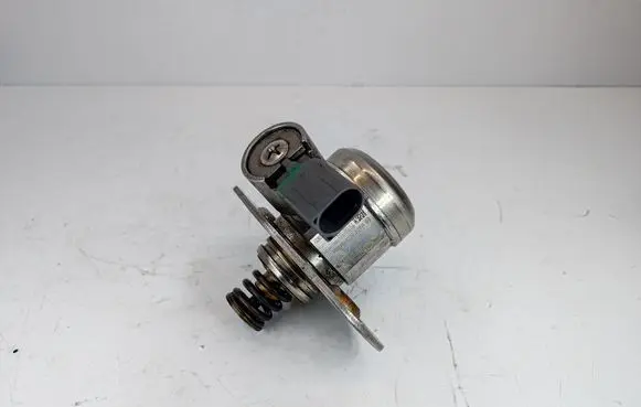 BMW X1 E84 Fuel injection high pressure pump 7584461 13517584461 0261520148