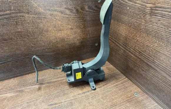Accelerator throttle pedal