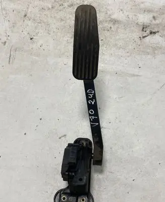 Accelerator throttle pedal