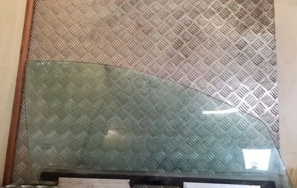 Volvo XC70 Front door window glass four-door 43R001543
