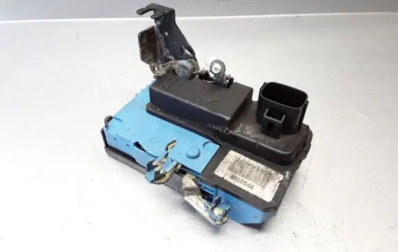 Volvo V70 Front door lock 8650544