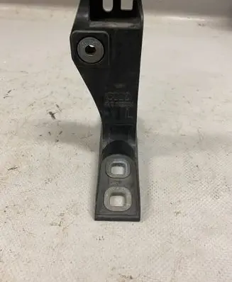 Audi Q7 4M Front bumper mounting bracket 4M0807333