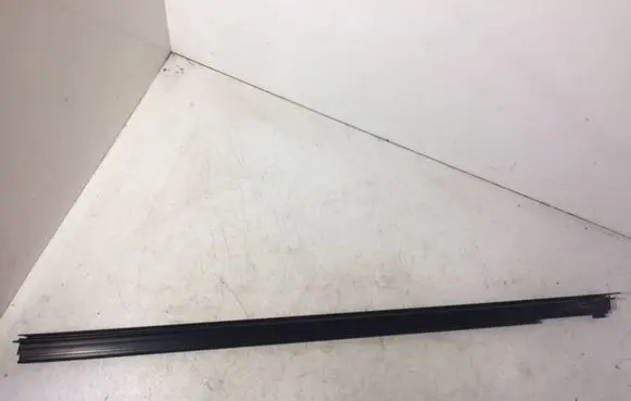 Volkswagen PASSAT B4 Front door glass trim molding 