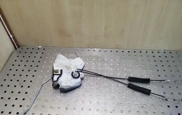 Honda CR-V Front door lock