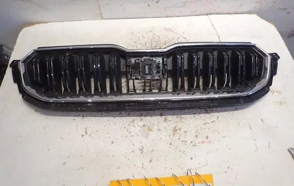 Skoda Kamiq Front bumper upper radiator grill 568853653C
