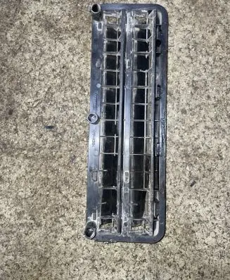 BMW 7 E38 Quarter panel pressure vent 64228151887