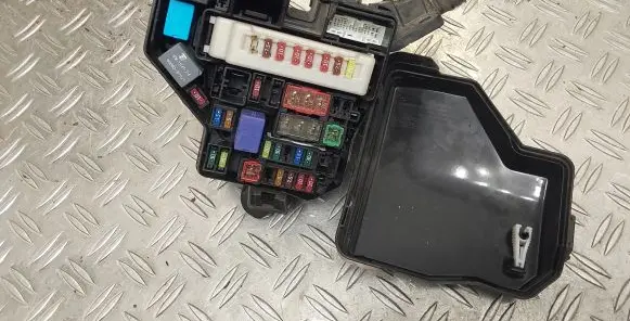 Toyota Yaris Fuse box set 821150DG51A