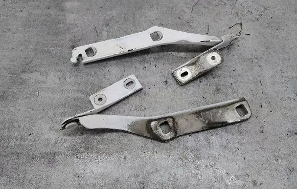 Engine bonnet/hood hinges