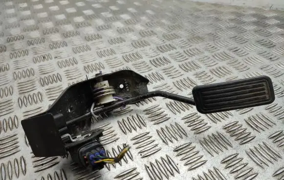 Toyota Avensis T250 Accelerator throttle pedal