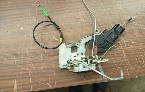 Citroen C1 Front door lock