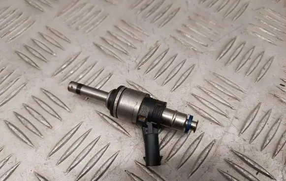 Audi Q7 4M Fuel injector 06E095A