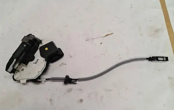 Volkswagen PASSAT B8 Front door lock motor 5E1837016