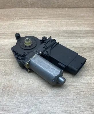 Volkswagen PASSAT B5.5 Front door window regulator motor 0130821694 101434202