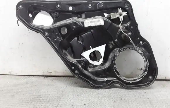 Rear door manual window regulator