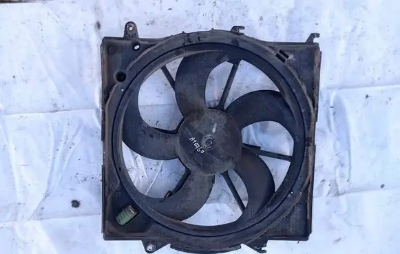Radiator cooling fan shroud