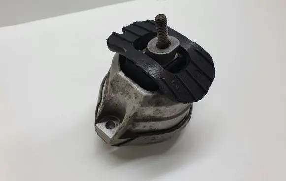 BMW 5 E60 E61 Engine mount bracket