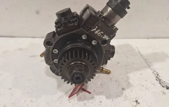 Renault Trafic III (X82) Fuel injection high pressure pump 0445010439