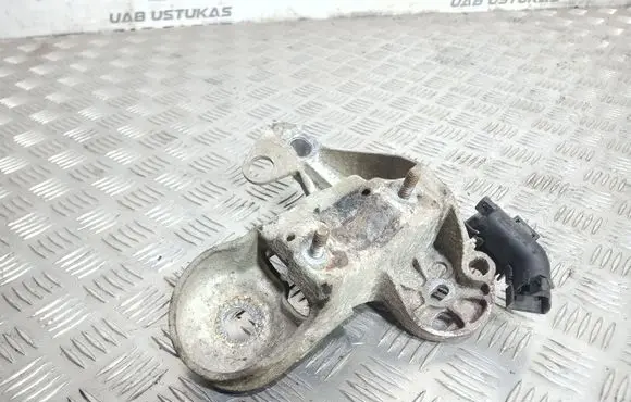 Audi A4 S4 B7 8E 8H Engine mounting bracket 8E0199352F